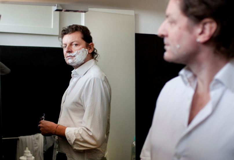 Джанкарло Девазини (бывший профессиональный пластический хирург, а ныне финансовый директор Tether) смотрит на тебя, как понятно на что